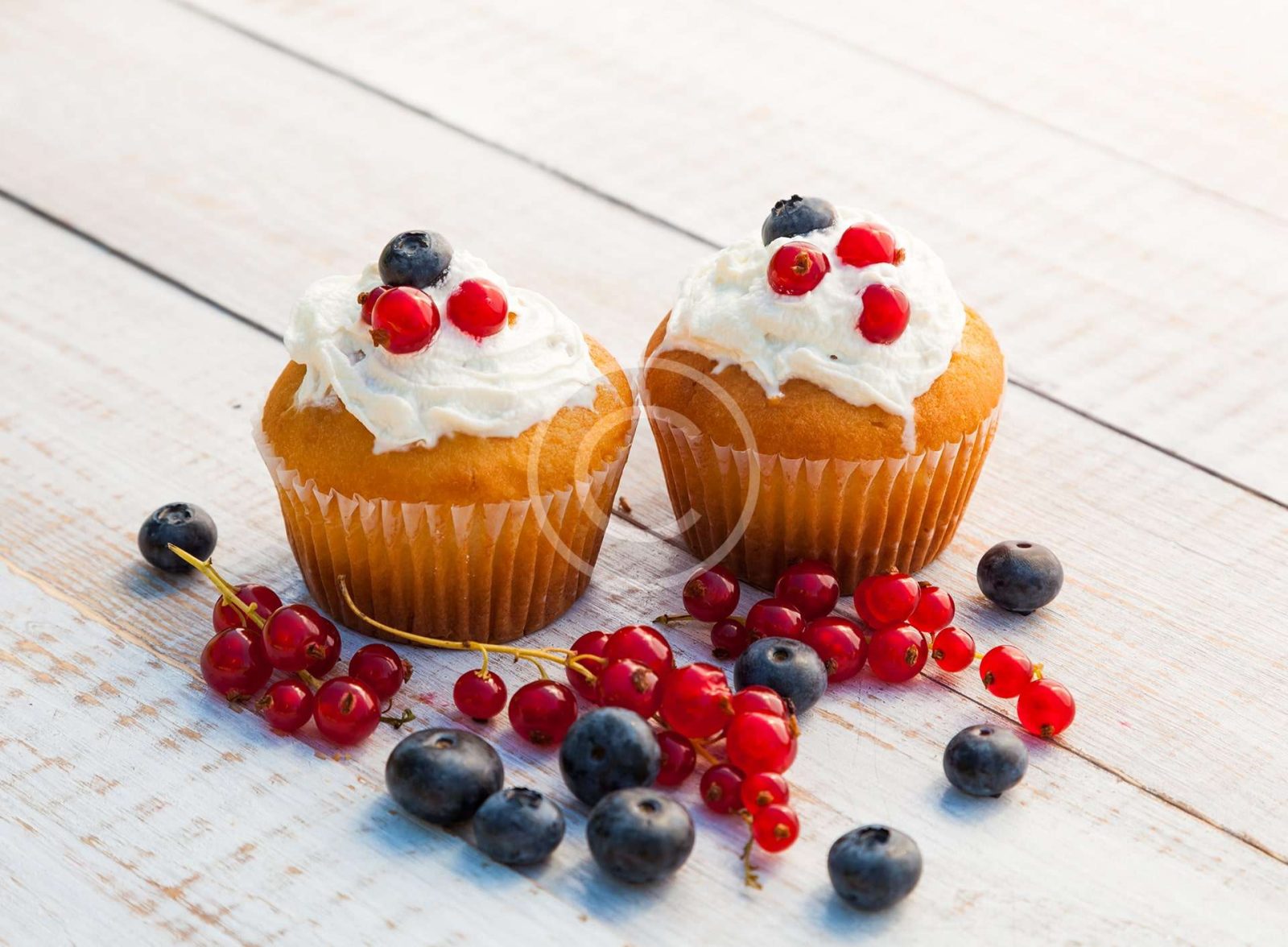 Flower-decorated cake Berry cupcaces